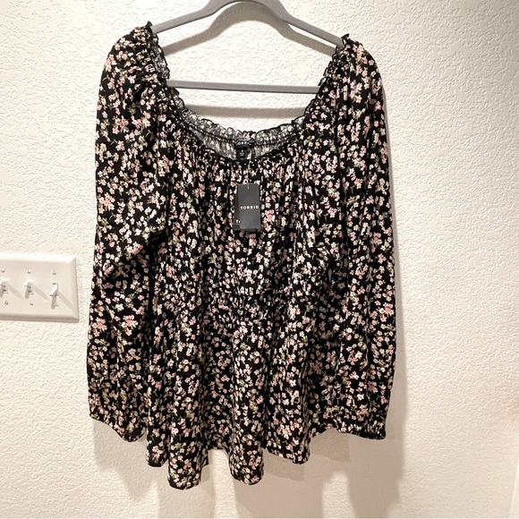 Torrid Blouse elasticized neckline Long wide sleeves with smocking. Size 3 - Picture 2 of 4